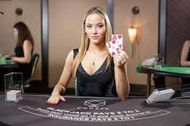 Dealer kasino langsung melakukan permainan Super Sic Bo di studio multi-kamera slot bangjago